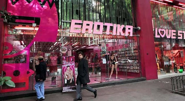 SWINGERCLUB ATEMLOS EROTIK SHOP BONN GLORY HOLE WIESBADEN EROTIK VIDEOS FÜR FRAUEN