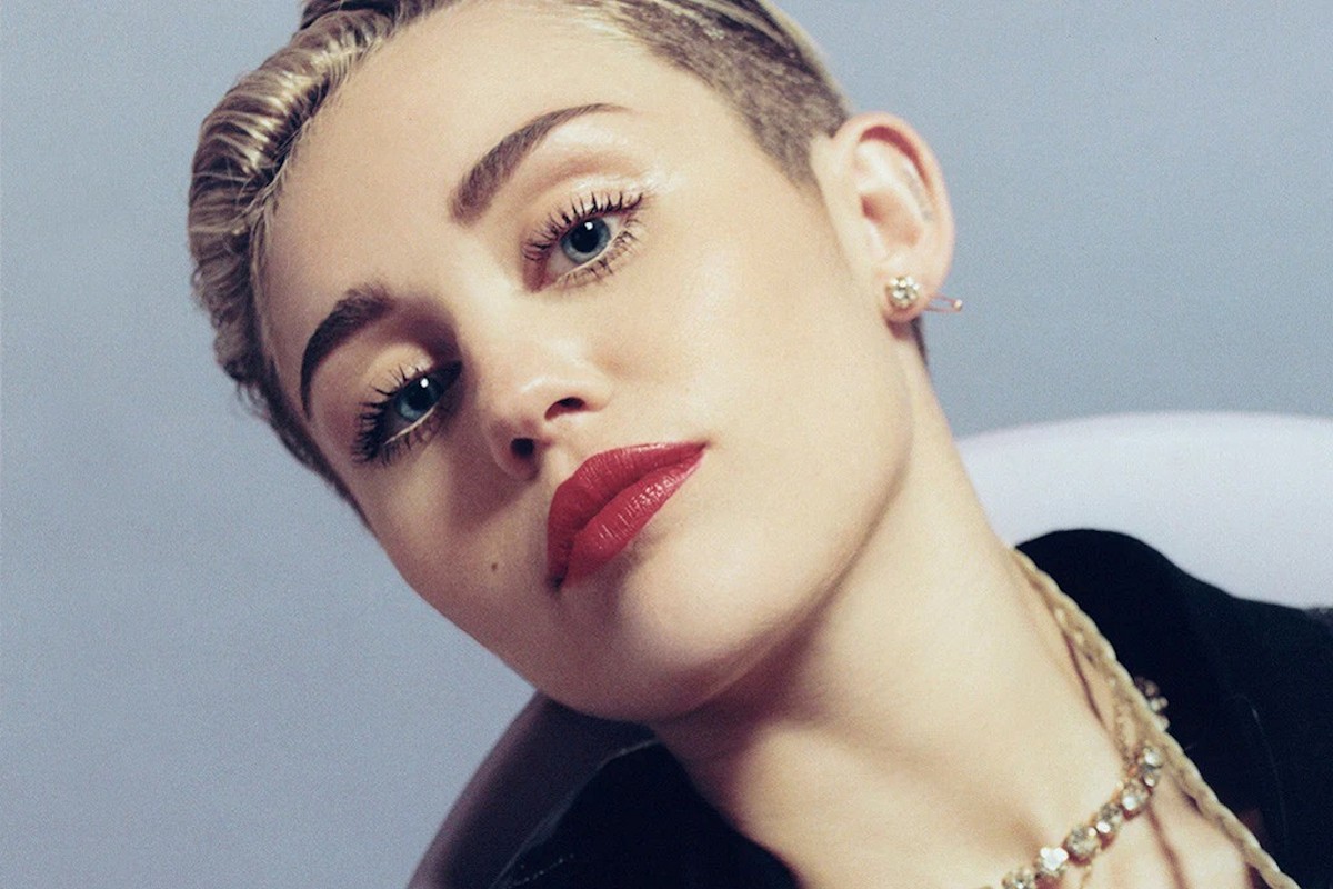 Miley Cyrus desnuda y follando