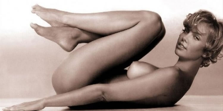 charlize theron pechos