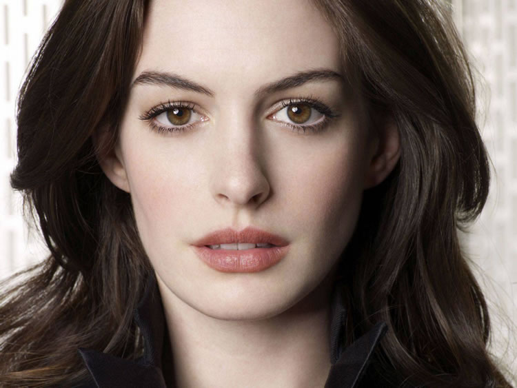 anne hathaway pechos