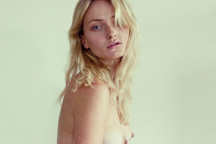 akila berjaoui pezones desnudos