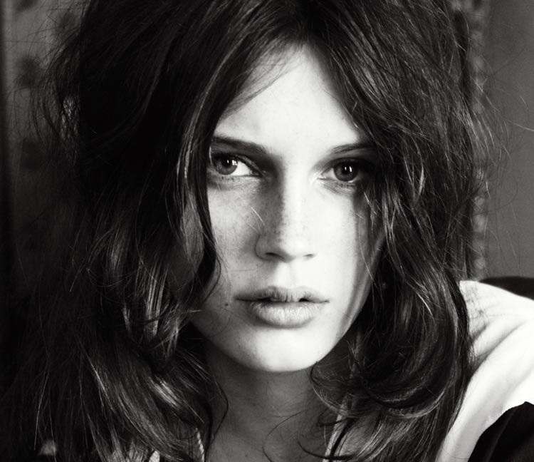 marine vacth en blanco y negro