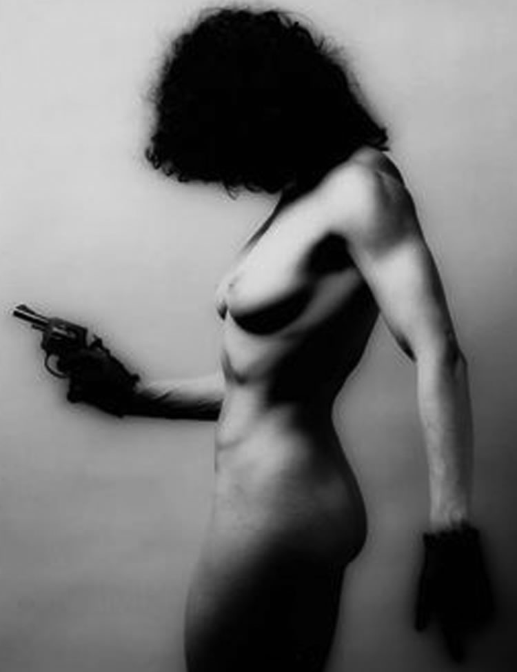 lisa lyon pistola