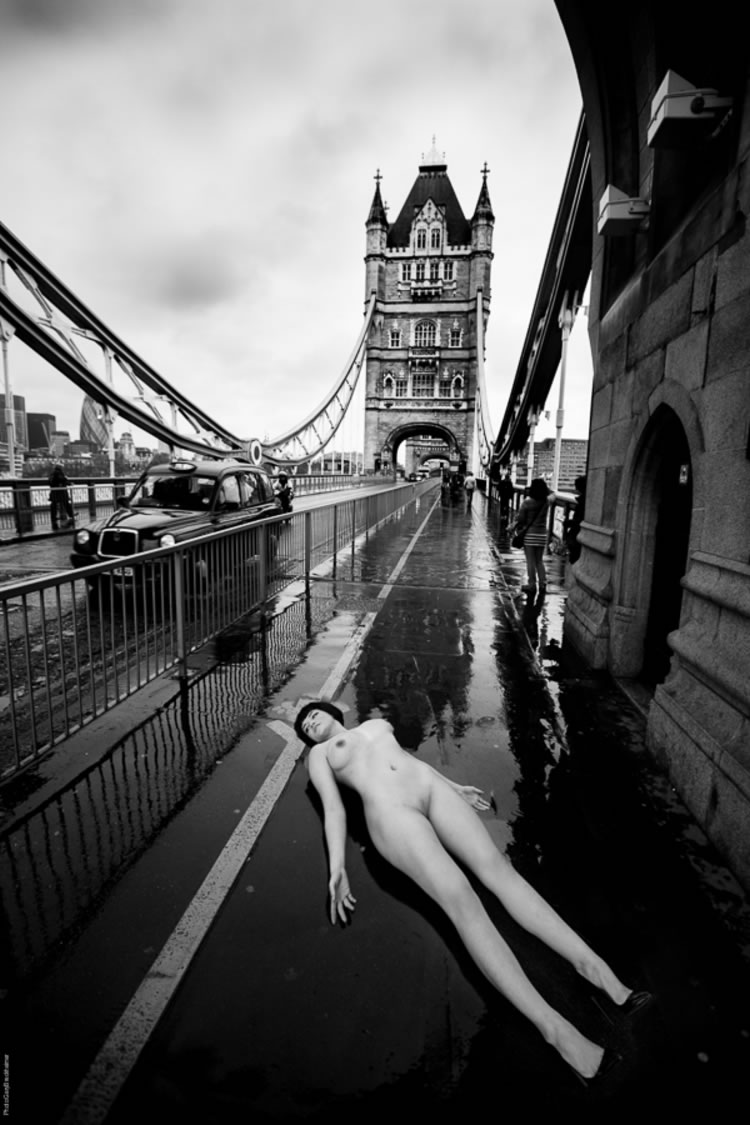 mujer desnuda puente de londres