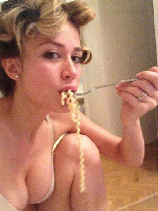 Diletta Leotta comiendo pasta